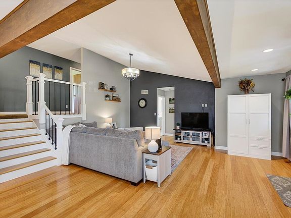 5th image of 325 Heidi Ct