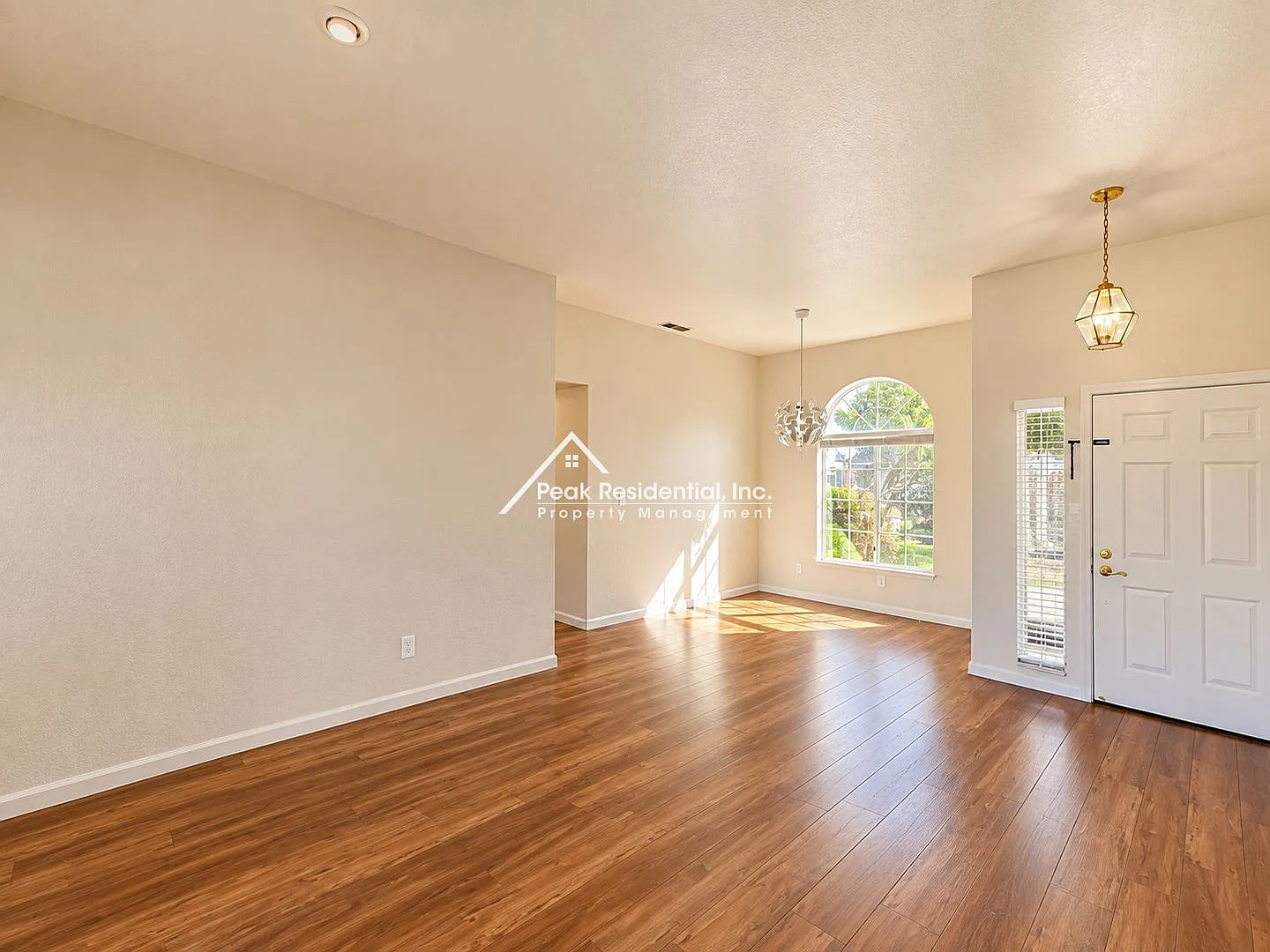 Spacious Updated 3bd/2ba Vintage Park Home with 2 Car Garage — Photo 2
