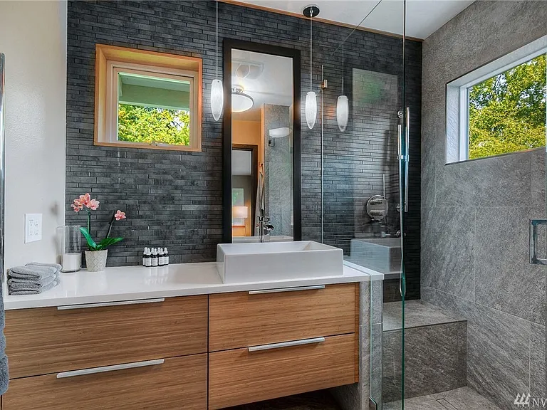 Ensuite bathroom off main bedroom