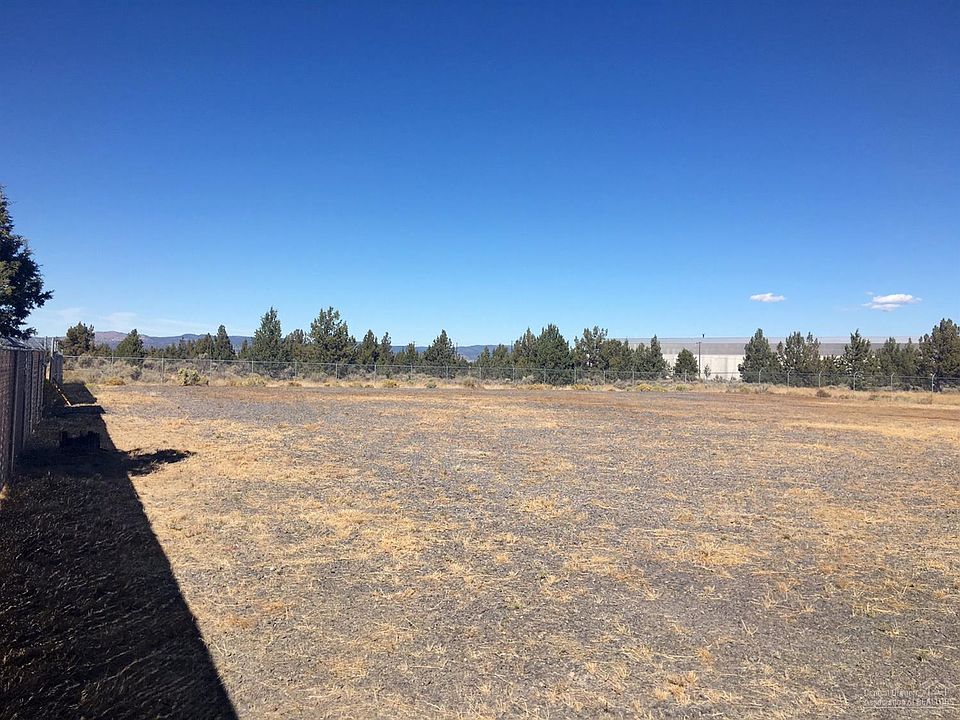 2nd image of 776 SW Commerce Ct