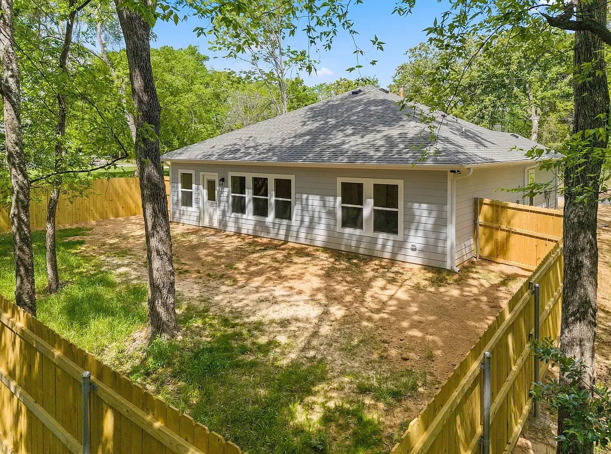 3 bed, 1322 sqft, $2,200 — Photo 3
