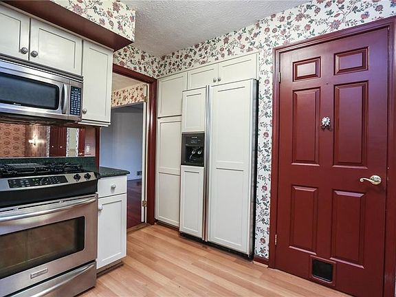 5th image of 210 Drumlin View Dr