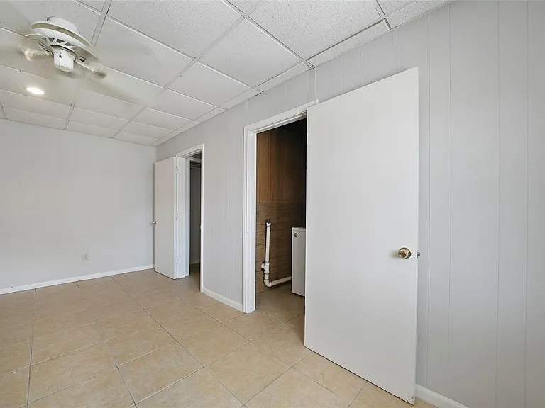 930 W 42nd St — Photo 29