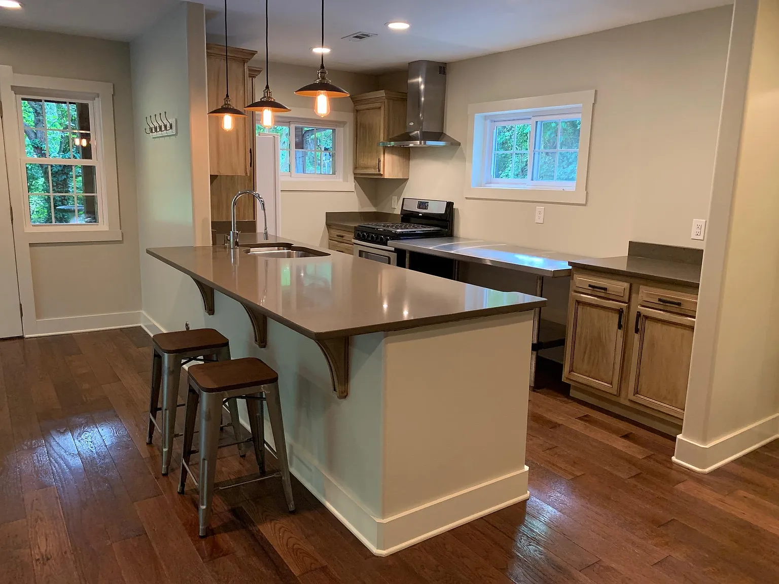 400 Larch Ln — Photo 3