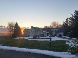 5520 Bluffridge Dr, Harbor Springs, MI 49740