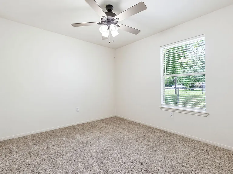 108 E Reagan Ave — Photo 14