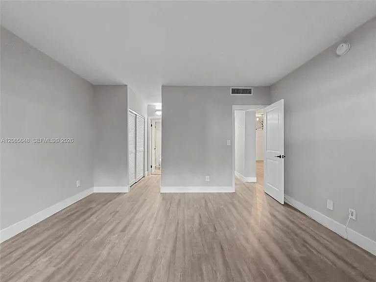 90 Edgewater Dr #818 — Photo 6