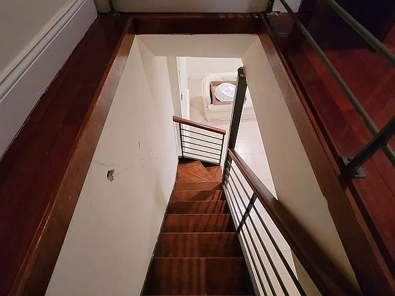 4th image of 256 E 10th St #1I