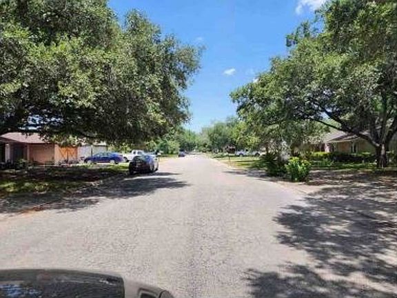 Exterior Neighborhood (street photo)