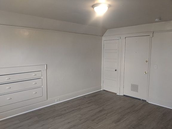 3rd image of 530 20th St APT 3
