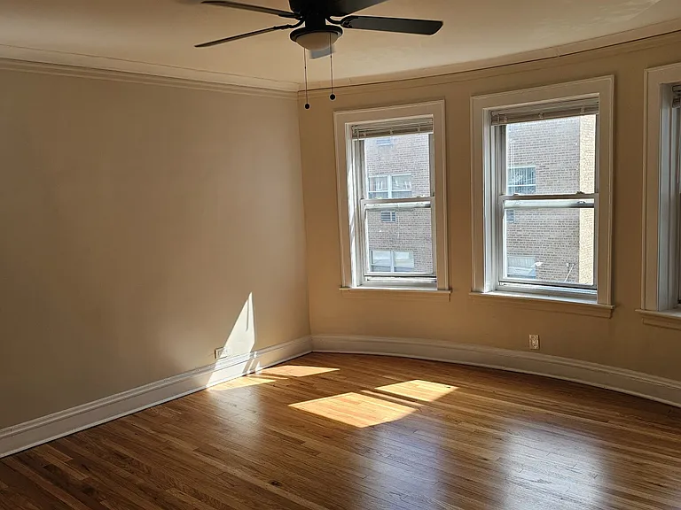 1934 W Estes Ave #1E — Photo 1