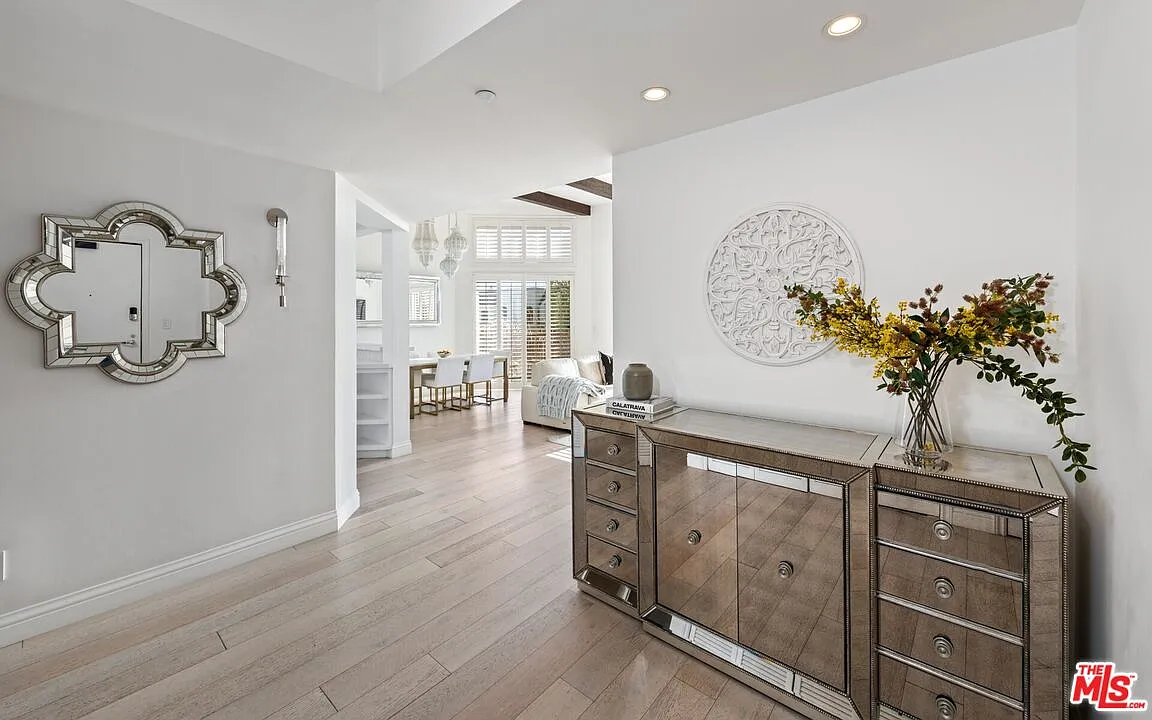320 S Willaman Dr — Photo 3
