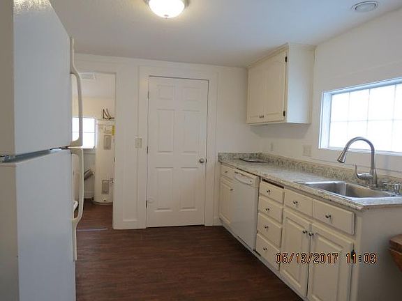 Kitchen w/ large pantry