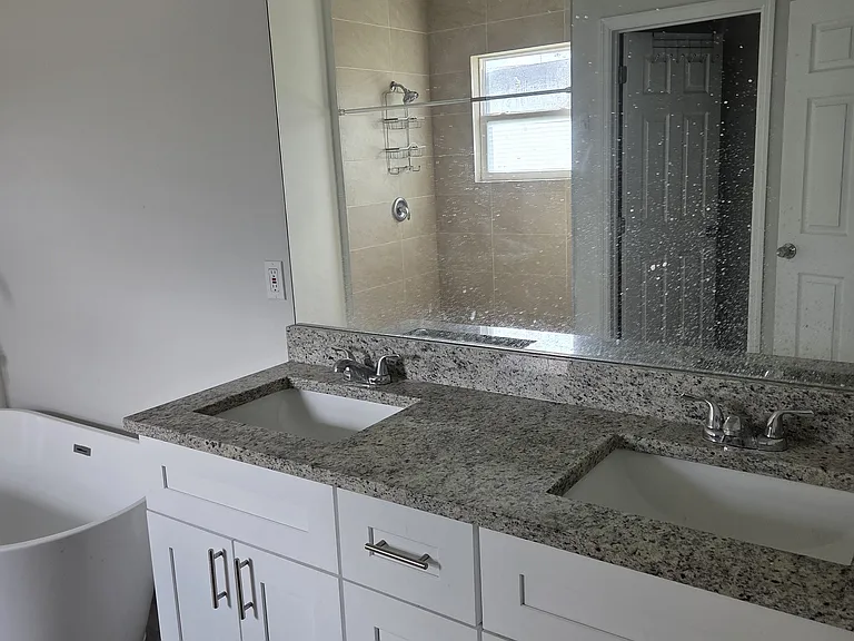 721 Green Ct — Photo 6