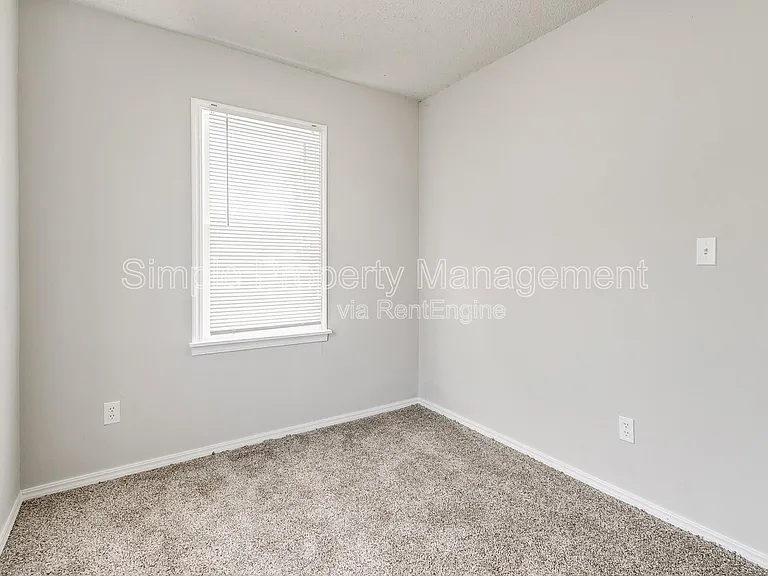 4007 N Rockwell Ave — Photo 10