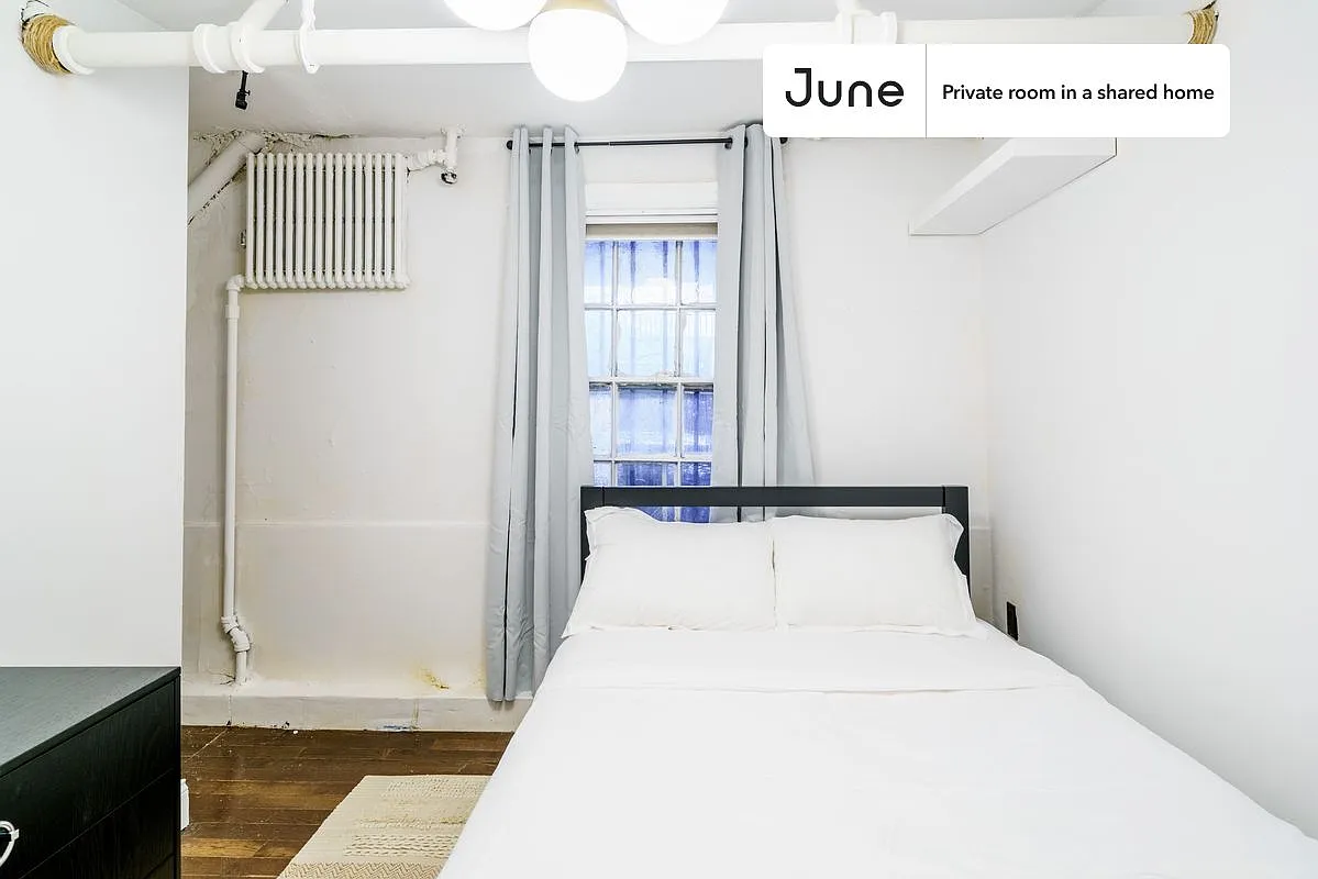 Full bedroom in 5 bed/1.5 bath home in Bedford-Stuyvesant #909 E — Photo 2