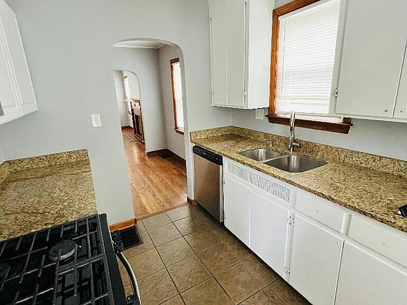 3rd image of 316 E Jeffrey Pl