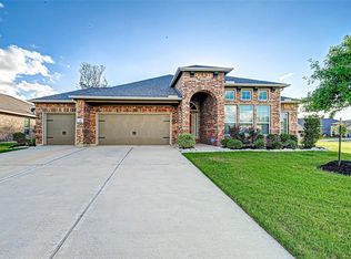 110 Forest Bend Ct, Clute, TX 77531