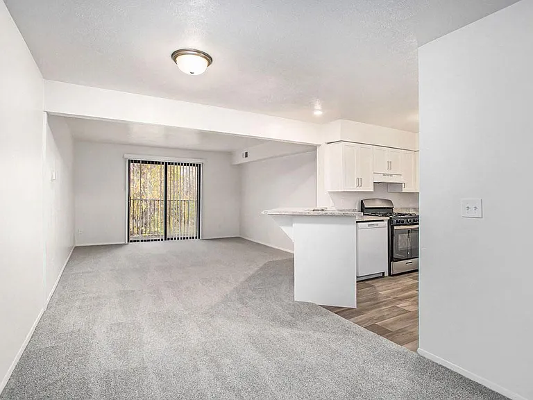 Glenn Valley Apartments — Photo 8