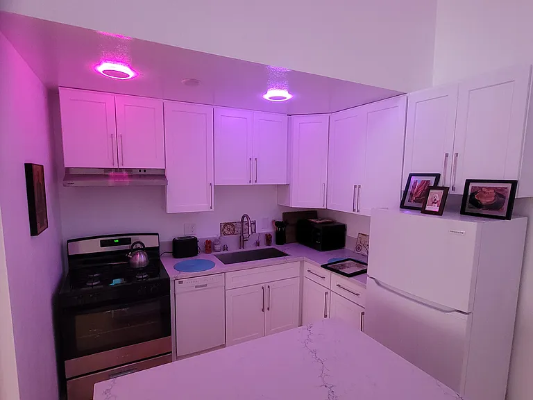 1230 N June St #214 — Photo 12