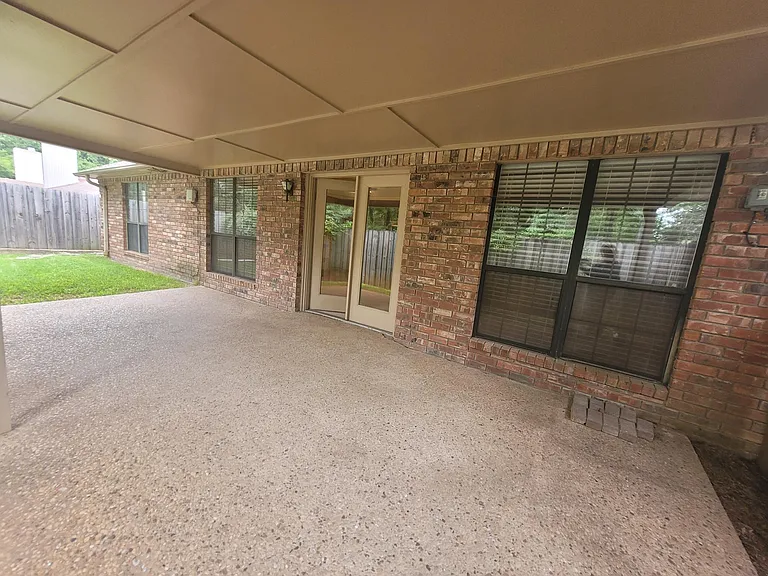 414 Amberwood Cir — Photo 19