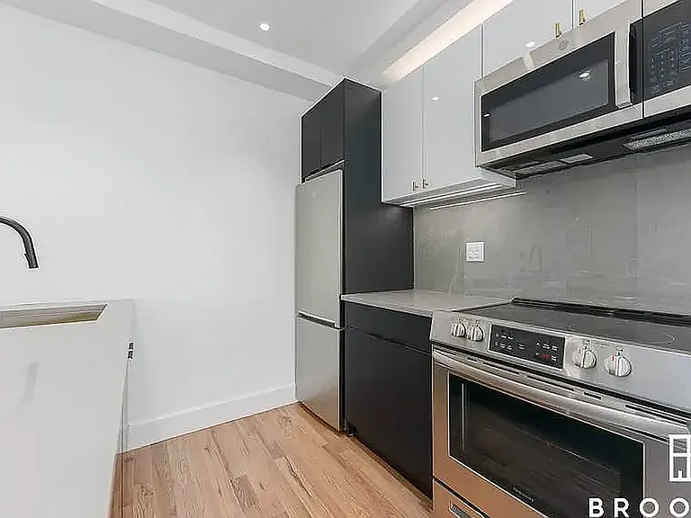 1010 Rogers Ave #4F — Photo 3