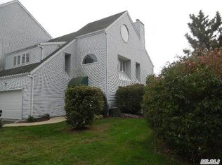 2306 Fox Hill Dr, Calverton, NY 11933