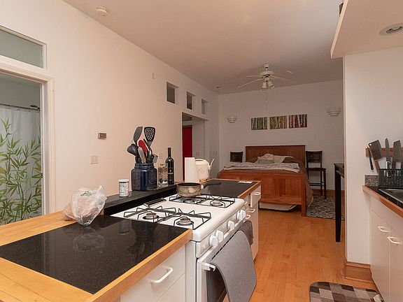 5th image of 2432 W Moffat St #1R