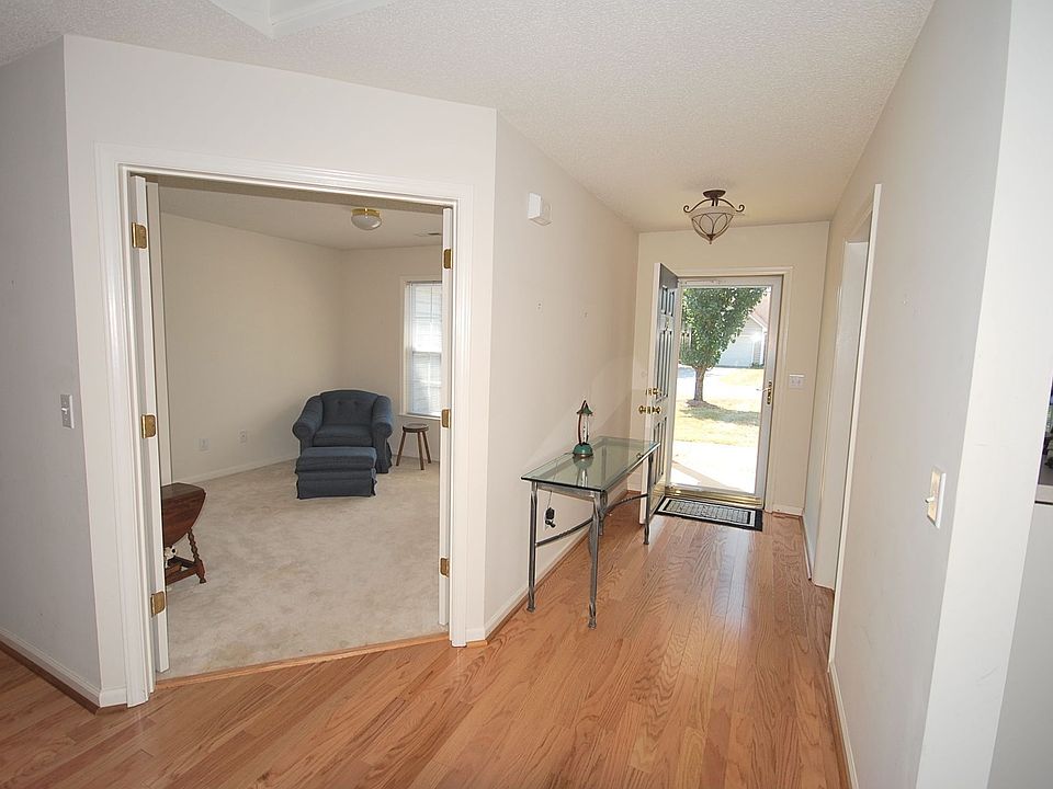 1st image of 70 Mansfield Cir