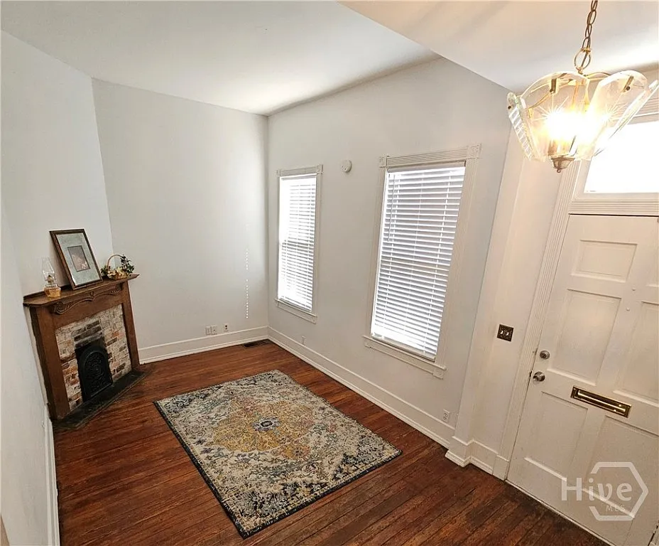 2 bed, 1.0 bath, 798 sqft, $1,950 — Photo 2