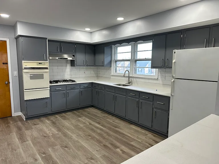 632 E Elm St — Photo 5