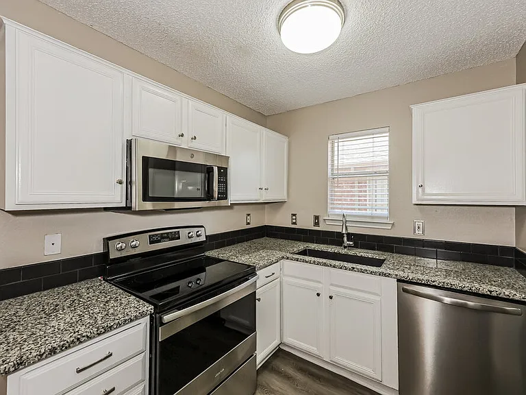 621 Hollyberry Dr — Photo 8
