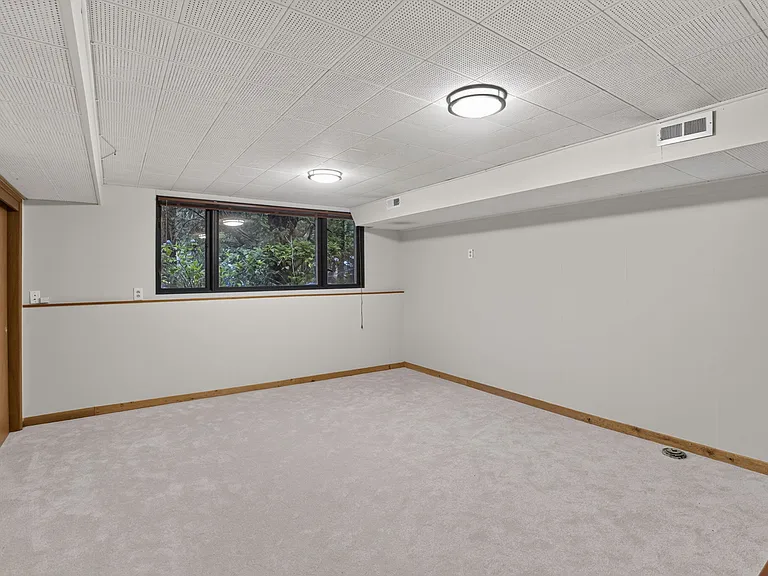 910 York Rd — Photo 17