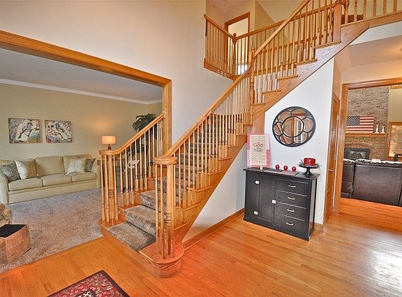 3rd image of 411 Burr Oak Dr