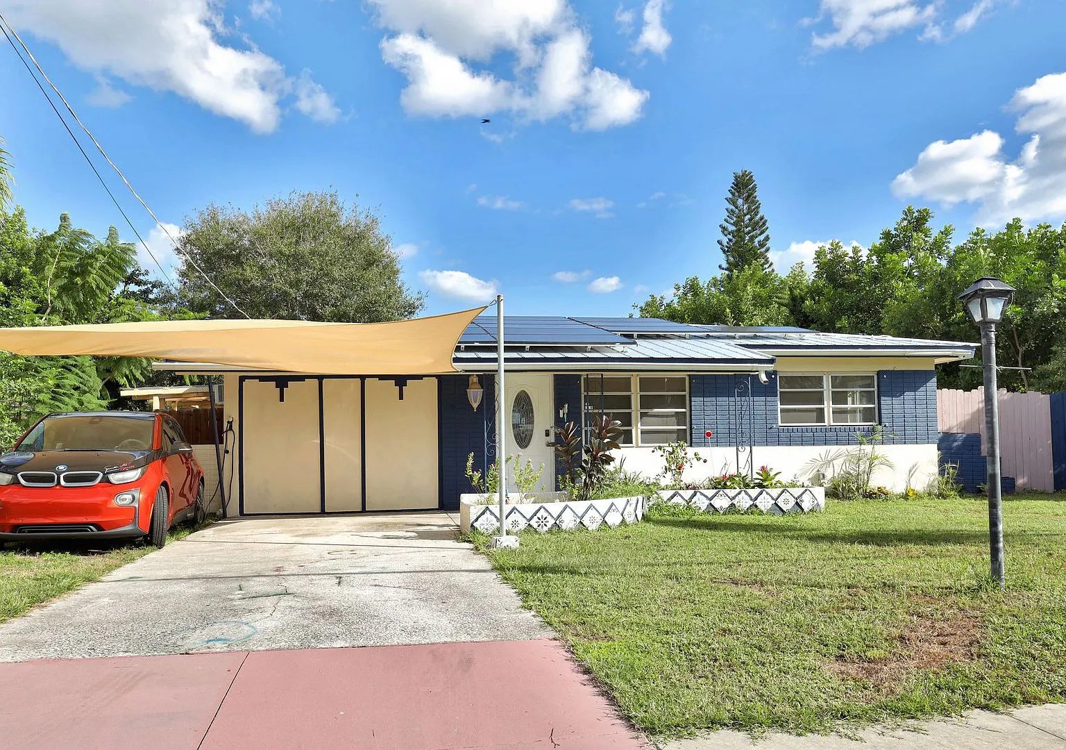 Pet-Friendly 4 Bedroom Home with Fenced Backyard in Central Sarasota! — Photo 2