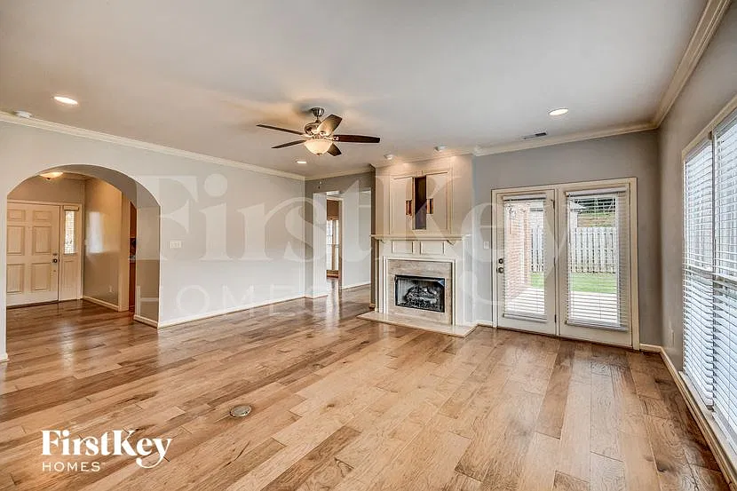 4 bed, 2.5 bath, 2699 sqft, $3,050 — Photo 3
