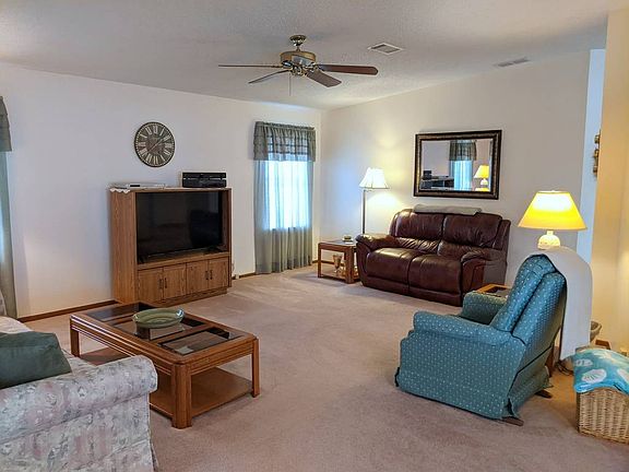 3rd image of 25 Lake Pointe Dr