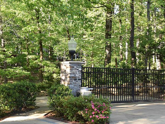 5th image of 2653 Overhill Cir