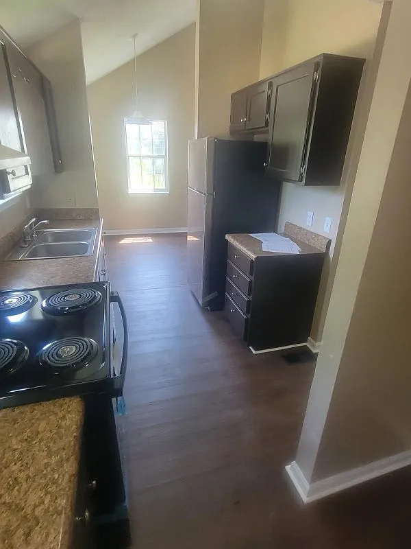 3 bed, 1050 sqft, $2,100 — Photo 4