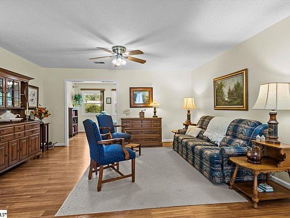 3rd image of 8 Creekdale Ct