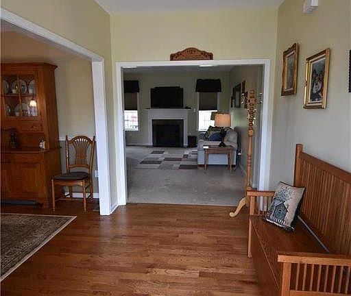 3rd image of 4489 Farrcroft Dr