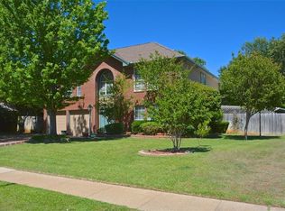 200 Arwine Dr, Hurst, TX 76053