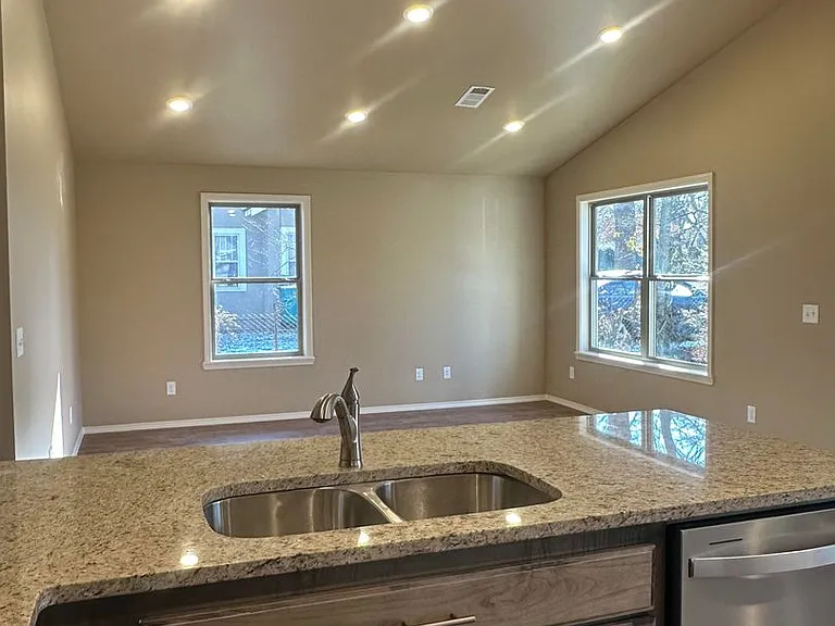 605 S Erie Ave — Photo 4