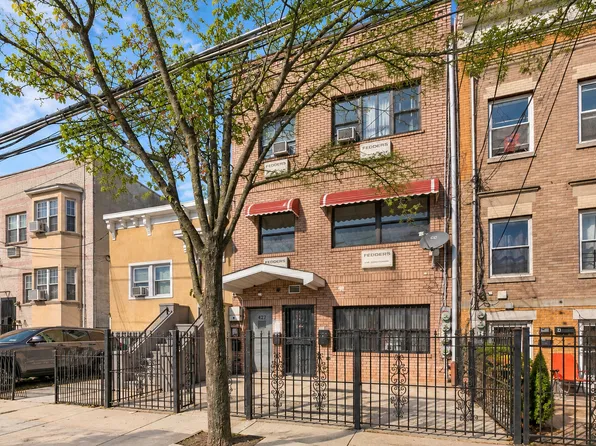 427 Dewitt Avenue image 1 of 12