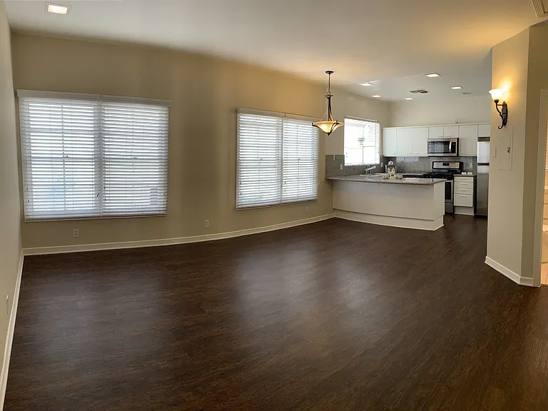 Lindbrook Manor Apartments — Photo 101