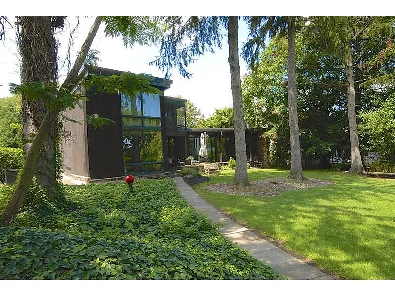 341 Derrick Ave photo 1