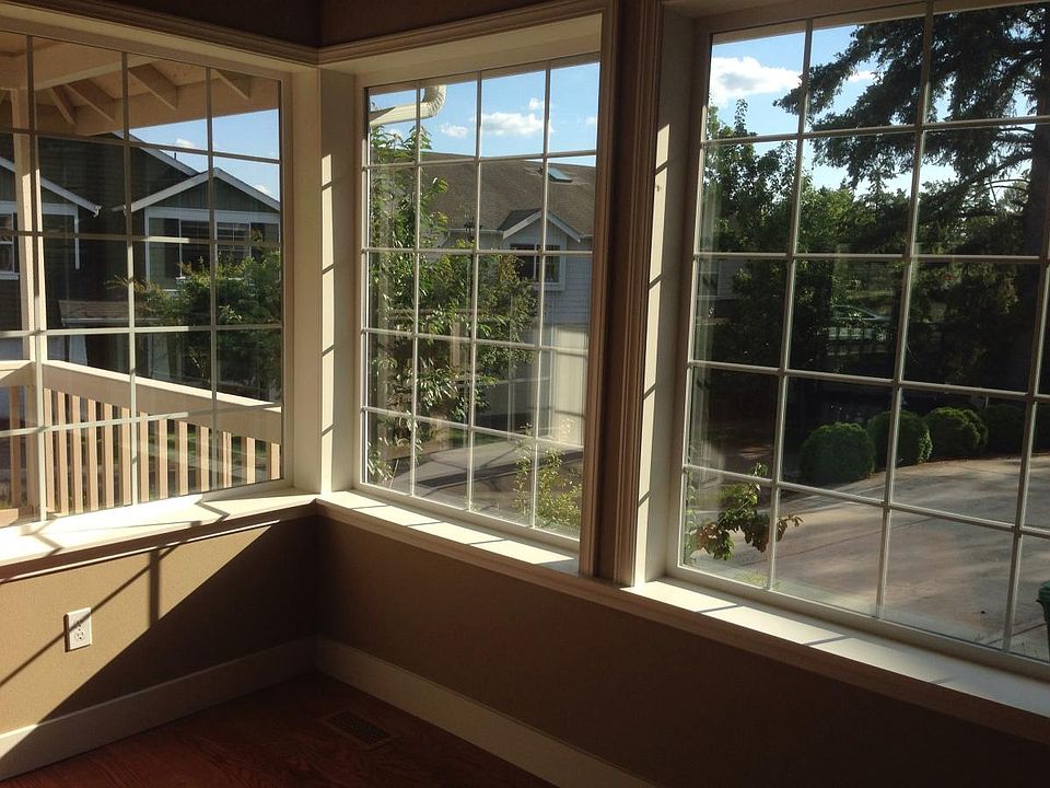 1st image of 921 233rd Pl NE