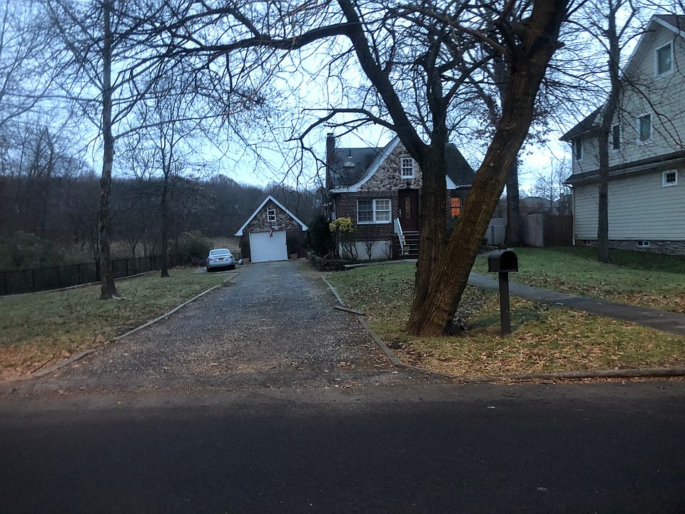 2nd image of 233 Bayview Ave