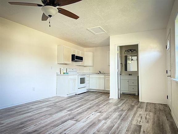 3rd image of 208 Bennett Blvd