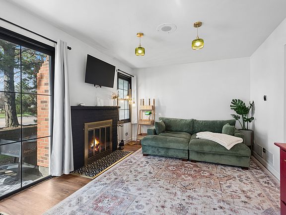 4th image of 2555 College Hill Cir